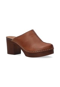 Braune Lederclogs mit einer abgerundeten Zehe, mittelhohem Blockabsatz und kontrastierenden Nähten entlang der Sohle. Glatte Textur, minimalistisches Design.