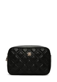 Bolso de cosméticos negro acolchado con acabado de cuero sintético suave, acento de logo en tono dorado y forma rectangular. Cierre de cremallera en la parte superior.