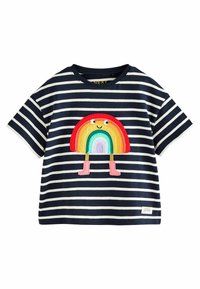 Gestreiftes T-Shirt mit kurzen Ärmeln in Marineblau und Weiß, das ein mehrfarbiges Regenbogen-Patch mit einem lächelnden Gesicht und rosa Stiefeln auf einem runden Körper zeigt.