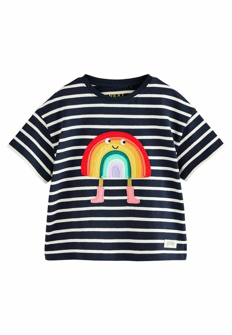 Gestreiftes T-Shirt mit kurzen Ärmeln in Marineblau und Weiß, das ein mehrfarbiges Regenbogen-Patch mit einem lächelnden Gesicht und rosa Stiefeln auf einem runden Körper zeigt.