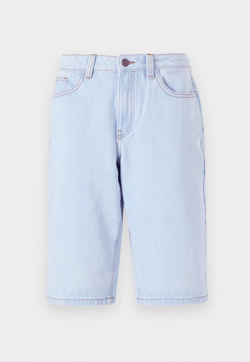 Shorts en denim bleu clair à coupe droite, dotés de cinq poches, de passants de ceinture et de détails de couture subtils. Longueur au milieu de la cuisse.
