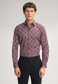 Langärmeliges, tailliertes Hemd aus weinfarbener Stoff mit floralem Muster in Weiß und Helllila. Klassischer Kragen und Knopfschluss.