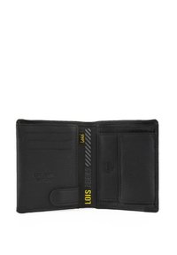 Cartera de cuero negro con múltiples ranuras para tarjetas, un compartimento para billetes y un diseño de logo a rayas amarillas y grises. Acabado texturizado.