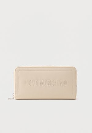 Cartera beige con cremallera que rodea, con el texto en relieve "LOVE MOSCHINO" en el frente y tirador de cremallera plateado visible en el lado izquierdo.