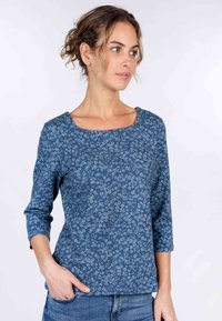 Langärmliges Oberteil mit blauem Blumenmuster und quadratischem Ausschnitt. Hergestellt aus weichem Stoff, mit lockerem Schnitt und Dreiviertelärmeln.