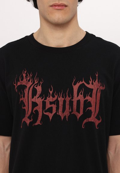 T-shirt en coton noir avec un graphique textuel audacieux en style flamme rouge "Ksubi" sur le devant. Col rond et manches courtes, texture lisse.