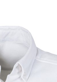 Weißer Hemdkragen aus strukturiertem Stoff, mit einem klaren, strukturierten Design und einem einzelnen Knopfverschluss am Hals.