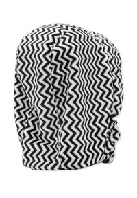 Schwarz-weiße, chevron-musterte, weiche Fleece-Mütze in einem enganliegenden Design mit gerafftem Rücken, hochwertiger, glatter Textur und abgerundeter Form.