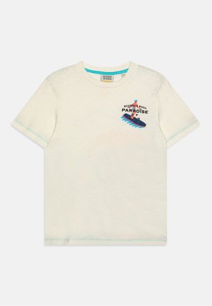 T-shirt a maniche corte in cotone di colore bianco sporco, con stampa grafica colorata sul petto e cuciture blu a contrasto sulle maniche e sull'orlo.