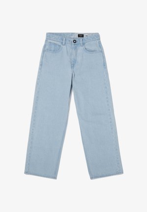 Jeans en denim bleu clair avec une coupe décontractée, jambes droites, poches avant et braguette à bouton. Présentent des coutures visibles et une étiquette de marque sur la taille.