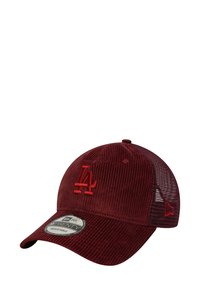 Gorra de béisbol de corduroy burdeos con el logo 'LA' bordado en rojo, parte posterior de malla, visera curva y cierre ajustable de tipo snapback.