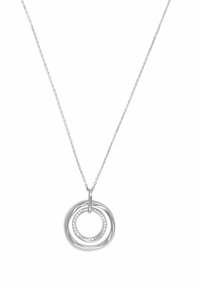 Collar de plata con un colgante que presenta tres anillos entrelazados, uno de ellos con un acento de piedras transparentes. Cadena fina con eslabones delicados.