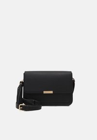 Borsa a tracolla nera in eco-pelle con forma rettangolare, hardware in tono oro, pattina frontale e tracolla regolabile.