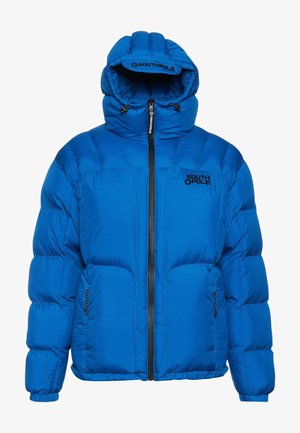 Blå polstret jakke med stor hætte, ensfarvet, lynlås foran, to sidelommer og et logo på brystområdet.