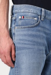 Tommy Hilfiger REGULAR MERCER - Jean droit - bennet blue