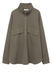 Jersey de color verde oliva con cuello alto, cremallera en el cuello y dos bolsillos frontales. Cuenta con un corte relajado y una suave tela texturizada.