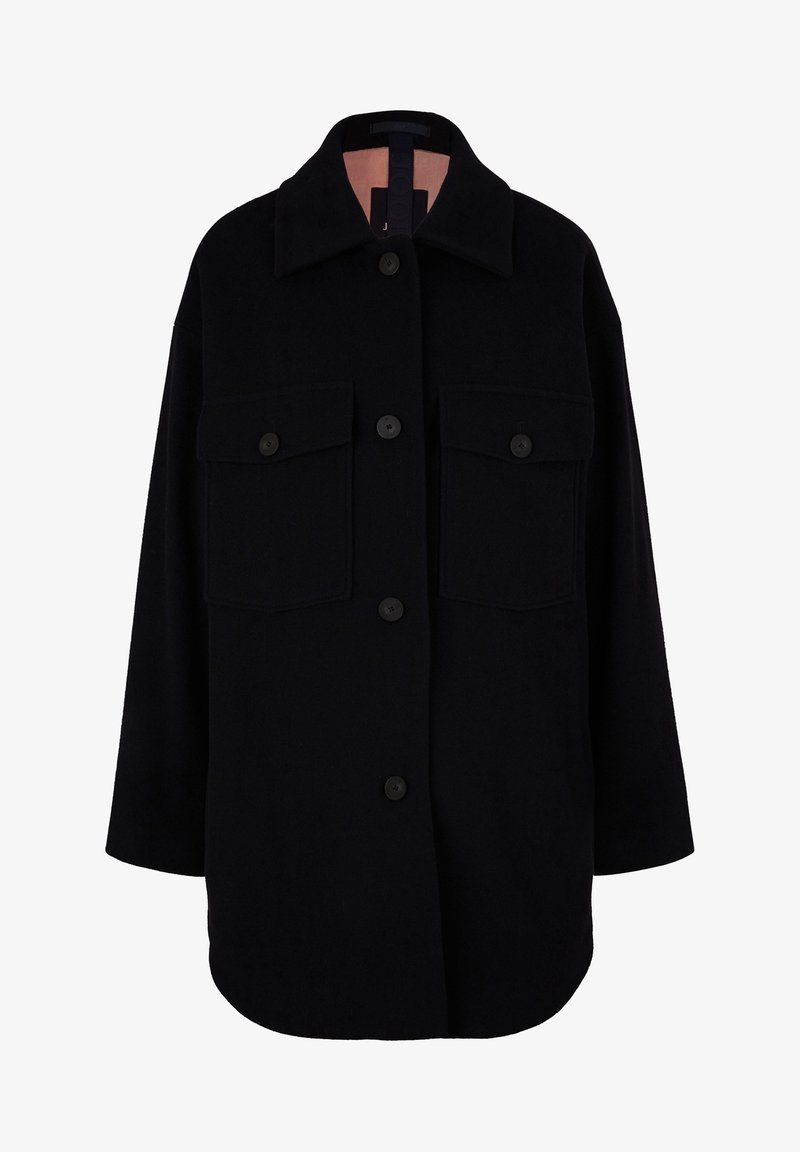 Veste noire oversize avec col large, devant boutonné et deux grandes poches poitrine à rabat avec boutons.