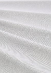 Witte ribbed stof met een subtiele glans. De textuur is glad met gelijkmatig verdeelde verticale lijnen, wat een lichtgewicht ontwerp toont.