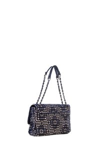 Bolso de hombro con estampado en azul marino y crema que presenta un diseño de pata de gallo, doble cadena y un acabado de tejido texturizado.