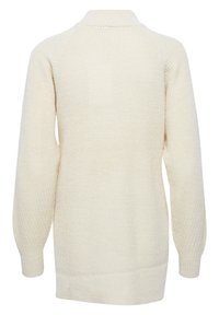 Pull en maille de couleur crème avec un col montant, des manches raglan et des poignets côtelés. Présente un motif texturé sur le tissu.