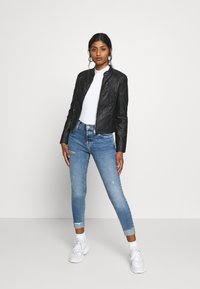 Vero Moda Petite VMFAVODONA COATED  - Casaco de pele sintética - black