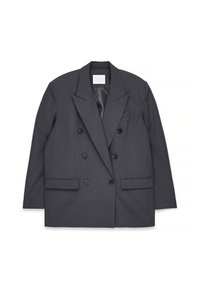 Blazer grigio doppiopetto con rever sovradimensionati, due tasche frontali e bottoni neri. Texture liscia e design elegante e strutturato.