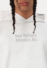 New Balance ATHLETICS CLASSICS UNISEX - Športni pulover - grey