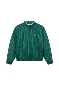 Zielona kurtka zapinana na zamek z białymi pionowymi prążkami, elastycznymi mankietami i dołem oraz małym białym logo na lewej piersi.