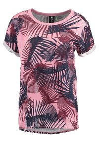 Różowa koszulka z krótkim rękawem, zdobiona tropikalnym wzorem liści palmowych w ciemnoniebieskim i bordowym kolorze, z okrągłym dekoltem i detalem kieszeni.