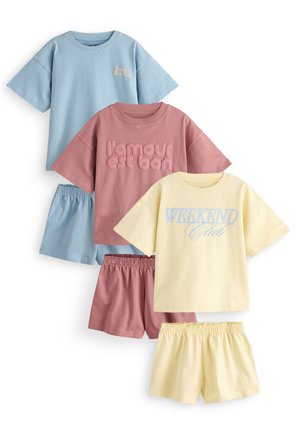 Tri pastel- obojana casual seta s kratkim rukavima i odgovarajućim kratkim hlačama, s tiskom teksta u plavoj, ružičastoj i žutoj boji.