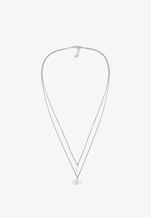 Srebrna ogrlica, ki vsebuje dve plasti; ena z obeskom v obliki očesa, ki drži prozoren kamen, in druga z obeskom v obliki strele.