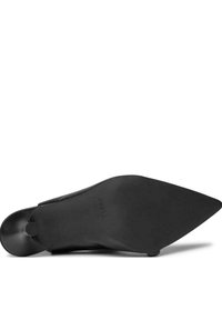 Scarpa in pelle nera con design a punta, caratterizzata da una texture liscia e una suola piatta. Contrassegnata con il nome del marchio "Furla" sulla soletta.
