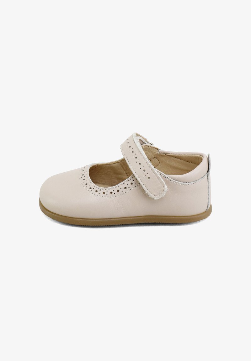 Zapato de cuero rosa claro con punta redondeada, detalles perforados alrededor de la apertura y una correa ajustable. Suela blanda para mayor comodidad.