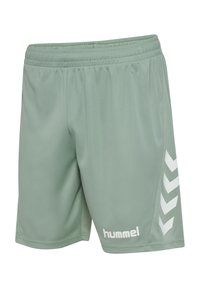Hellgrüne Sportshorts mit elastischem Bund, weißen Chevron-Streifen an den Seiten und "hummel"-Logo am linken Bein.