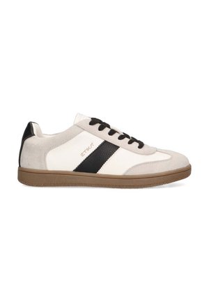 Zapatillas de ante blancas y grises con rayas negras, con cordones negros y una suela de goma marrón texturizada. Diseño minimalista con acento de logo.