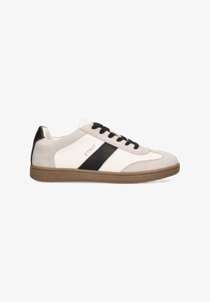 Zapatillas de ante blancas y grises con rayas negras, con cordones negros y una suela de goma marrón texturizada. Diseño minimalista con acento de logo.