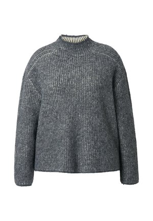 Grijze gebreide trui met een geribbelde textuur, hoge halslijn en verlaagde schouders. Heeft een contrasterende gestreepte binnennekafwerking.