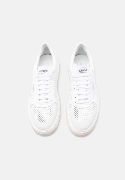 Ζεύγος λευκών δερμάτινων αθλητικών παπουτσιών με τρύπες και κορδόνια, με το λογότυπο "ICEBERG" στη γλώσσα και στο πλάι, εμφανιζόμενα από πάνω σε λευκό φόντο.