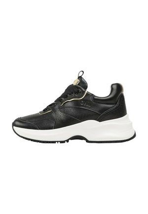 Scarpa da ginnastica in pelle nera con suola bianca spessa, chiusura frontale con lacci, collo imbottito e dettagli sottili di perforazioni sui lati e nella zona delle dita.