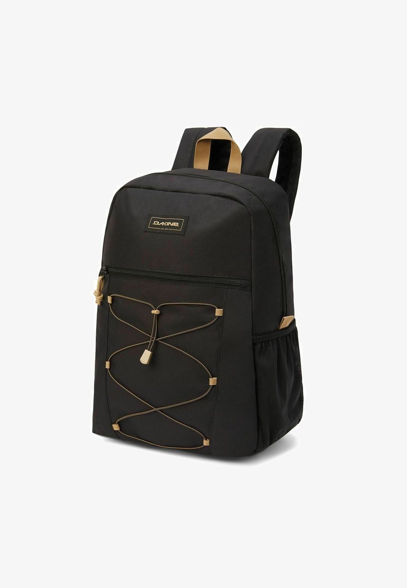 Schwarzer Rucksack mit einem Reißverschluss-Fronttasche, Bungee-Kordel-Design, goldenen Akzenten, gepolsterten Schultergurten und einer seitlichen Netztasche.