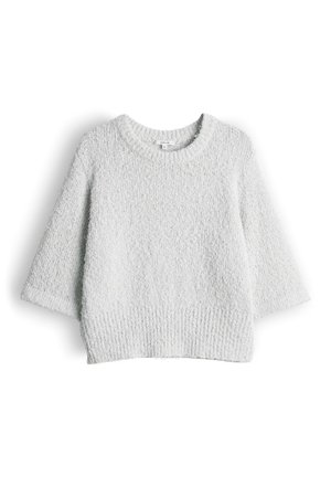 Hellgrauer, flauschiger Strickpullover mit dreiviertellangen Ärmeln sowie geripptem Saum und Halsbündchen, vor weißem Hintergrund dargestellt.