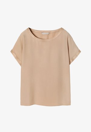 Top de manga corta en color beige, confeccionado con una tela suave, con un escote ancho y puños enrollados, que presenta un corte recto y costuras mínimas.