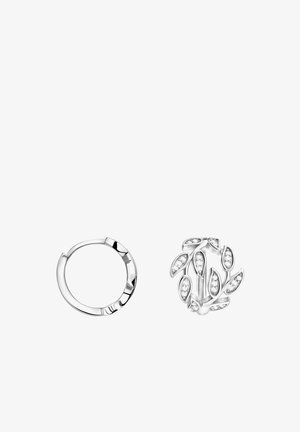 Boucle d'oreille créole en argent et un manchon d'oreille assorti en forme de feuille avec de petites pierres précieuses incrustées sur un fond blanc.