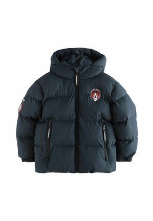 Giacca a vento imbottita blu navy con cappuccio, dotata di zip frontale, polsini elasticizzati e loghi sul petto e sulle maniche. Texture morbida e trapuntata.