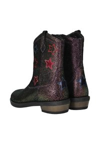 Zwarte enkellaarzen met een textuurafwerking, voorzien van meerkleurige sterpatronen in rood, blauw en paars aan de zijkant en een lage hak.