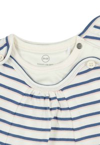 Gestreifter Baumwoll-Body mit blauen und pinken horizontalen Streifen, Druckknöpfen an der Schulter und einer gerafften Textur am Kragen.