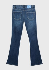 Dunkelblaue Schlagjeans aus Denim mit mittelhoher Taille, ausgestattet mit zwei Gesäßtaschen und einem blauen Etikett am Bund.
