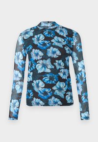 Garām piedurknēm tops no caurspīdīgas melnas auduma ar ziliem ziedu rakstiem. Dizainā ir atvērts apaļš kakla izgriezums un piegulošas piedurknes.