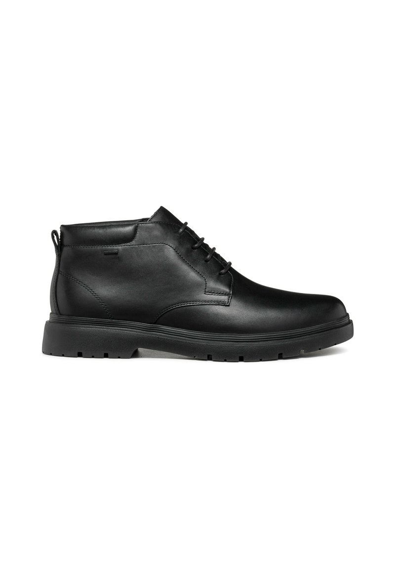Botas de tobillo de cuero negro con un acabado suave, diseño de cordones, collar acolchado y suela de goma resistente con agarre texturizado.