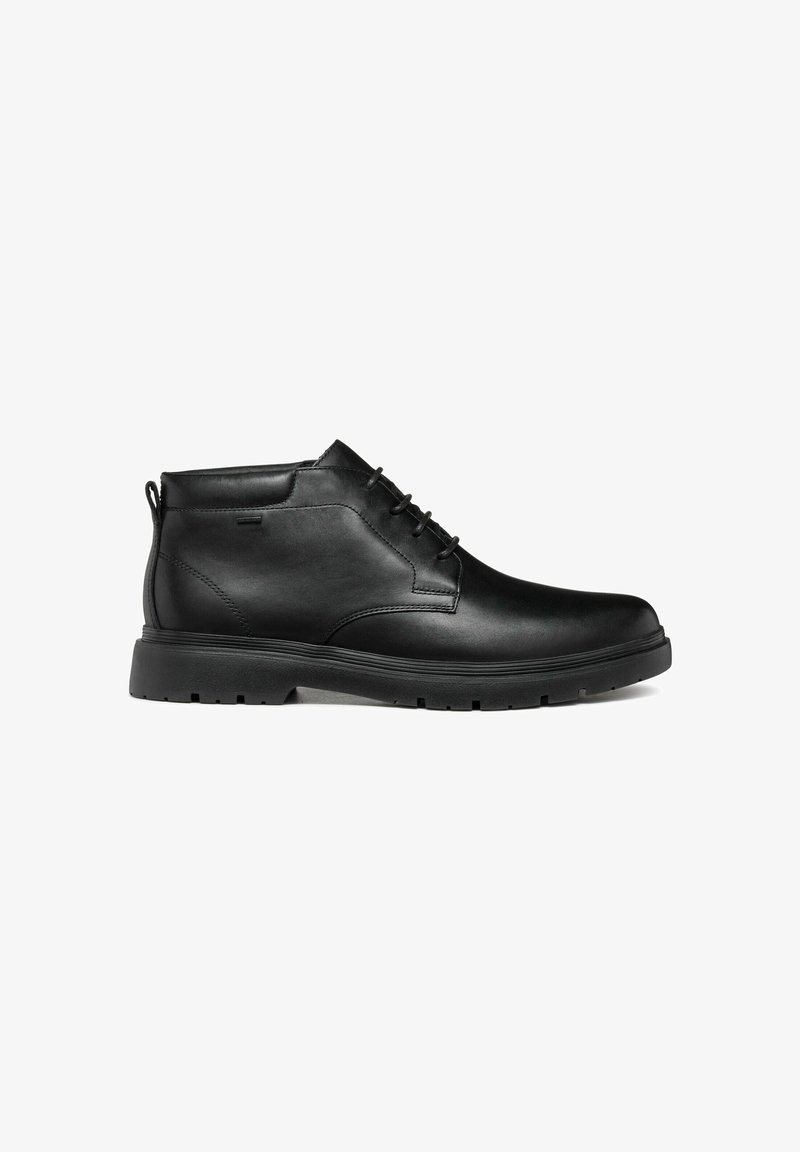 Botas de tobillo de cuero negro con un acabado suave, diseño de cordones, collar acolchado y suela de goma resistente con agarre texturizado.